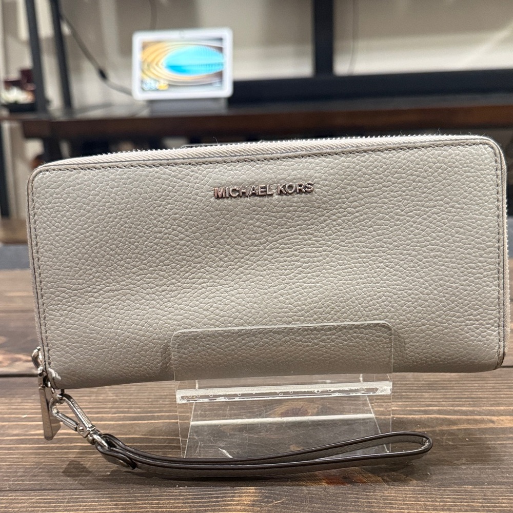Michael Kors Jet Set Continental Saffiano Leather Wallet/Phone Holder (EUC)